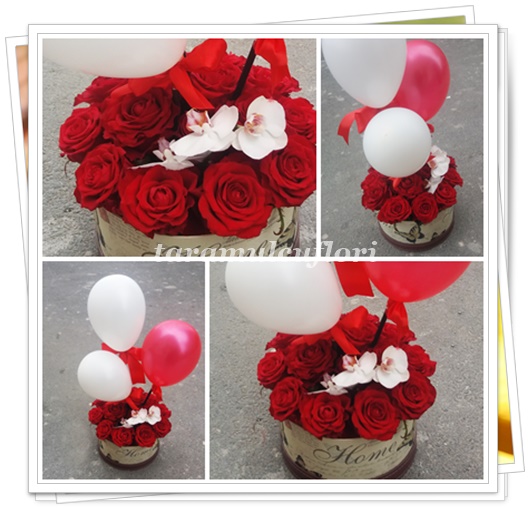 Cutie cu trandafiri rosii si baloane.3151